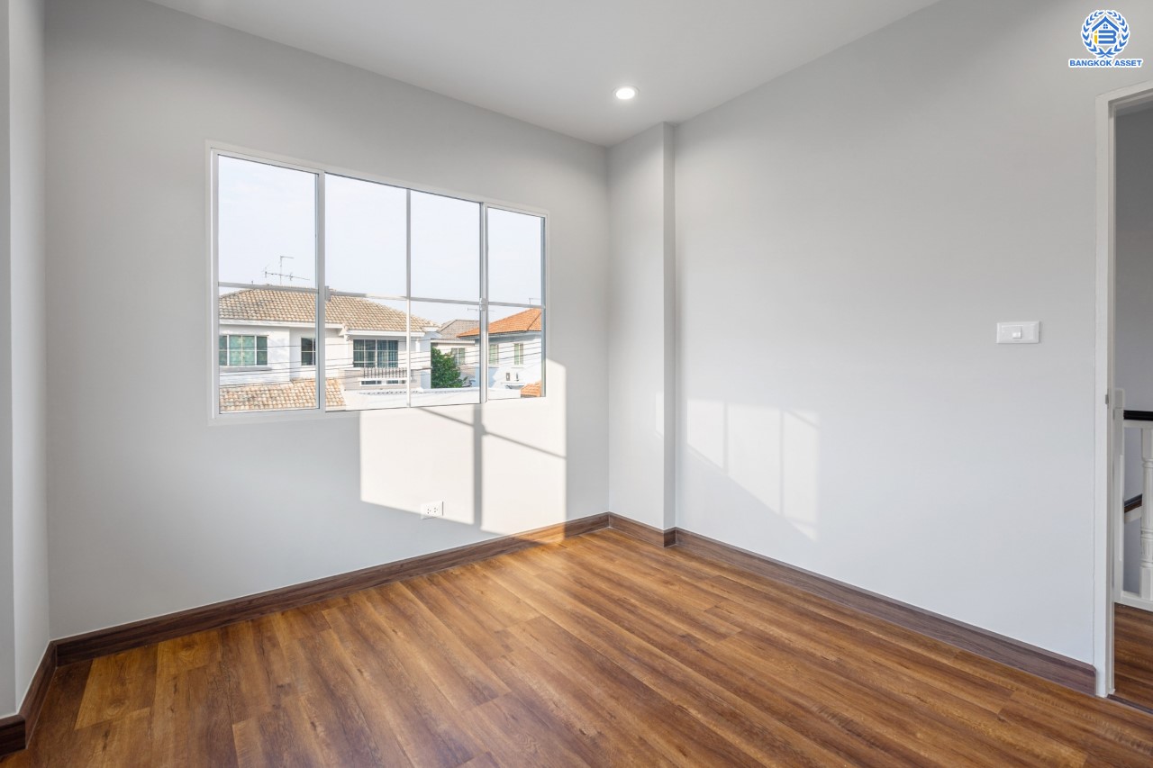 บ้านมือสองตกแต่งใหม่ คุณภาพ LH โครงการ มัณฑนา ปิ่นเกล้า-พระราม5 บรรยากาศเงียบสงบ มีความเป็นส่วนตัว เนื้อที่ 58 ตร.ว. ฟังก์ชัน 3 ห้องนอน 2 ห้องน้ำ 2 ที่จอดรถ facility ครบครัน! บนทำเลเดินทางสะดวก หน้าโครงการติดถนนนครอินทร์ ใกล้วงเวียนพระราม5 และจุดขึ้นทางด่วน "ศรีรัช"